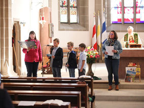 Vorstellung der Kommunionkinder in St. Crescentius (Foto: Norbert Müller) Vorstellung der Kommunionkinder in St. Crescentius (Foto: Norbert Müller)
